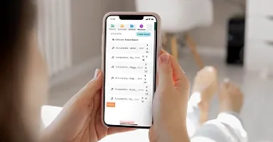 Imagem de um telefone com o app brascast